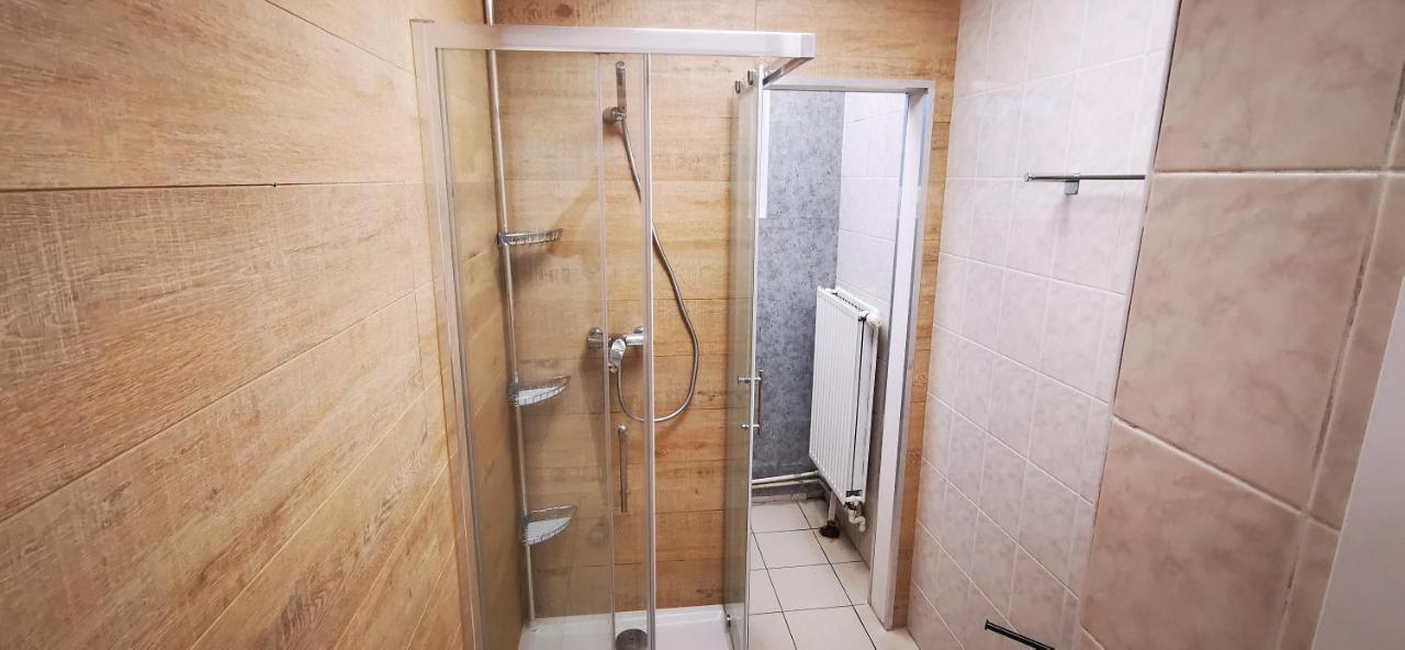 Hostel Powstaniec Wola - Private Rooms Warsaw Exterior photo