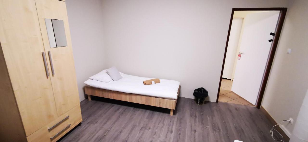 Hostel Powstaniec Wola - Private Rooms Warsaw Exterior photo
