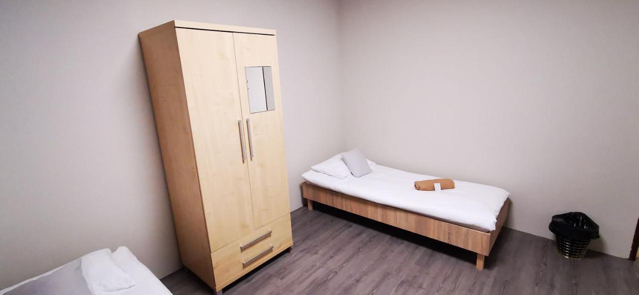 Hostel Powstaniec Wola - Private Rooms Warsaw Exterior photo