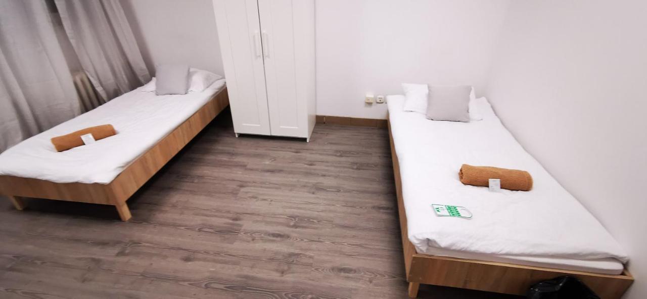 Hostel Powstaniec Wola - Private Rooms Warsaw Exterior photo