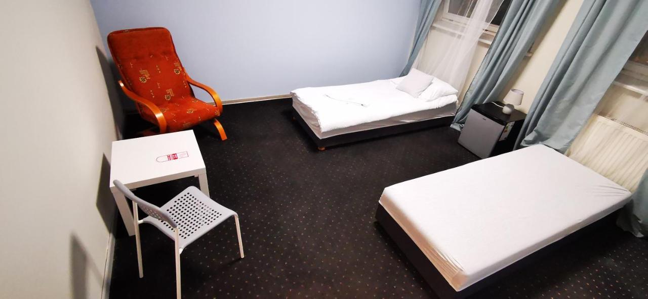 Hostel Powstaniec Wola - Private Rooms Warsaw Exterior photo
